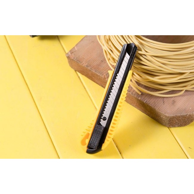 МАкетен нож Deli Cutter 18mm SK5 Tools EDL003 - ЖЪЛТ -- YELLOW